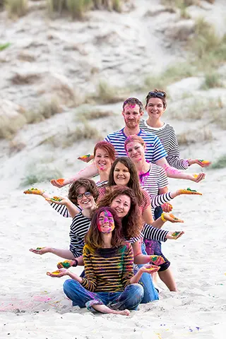Amis décorés de peinture colorée sur la plage