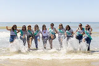 Groupe de femmes éclaboussant avec joie dans l'eau de mer
