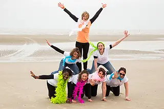 Groupe de femmes formant une pyramide humaine sur la plage