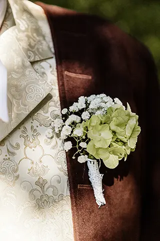 Boutonnière élégante sur le revers d’une veste de mariage