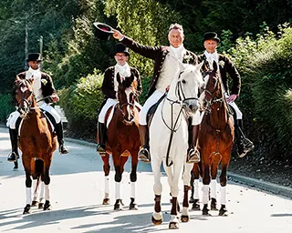 Groupe de cavaliers en tenue de cérémonie sur des chevaux