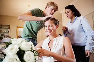 Jeunes mariés entourés de proches durant les préparatifs du mariage