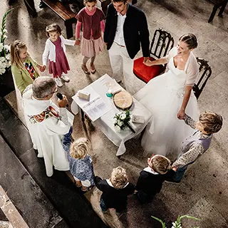 Vue aérienne d'une cérémonie de mariage dans une église