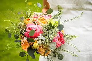 Mariée tenant un bouquet coloré et élégant