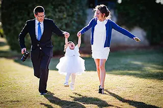 Famille marchant main dans la main lors d'un mariage