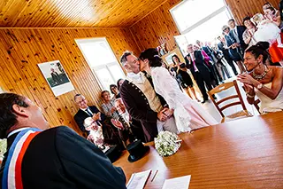 Couple échangeant des vœux dans une salle de mariage
