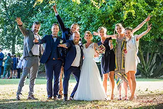 Groupe de personnes célébrant lors d'un mariage