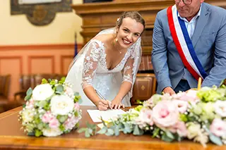 Mariée signant le registre à la mairie