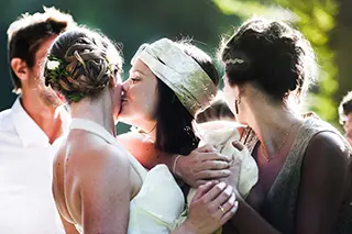 Témoin embrassant la mariée sur la joue