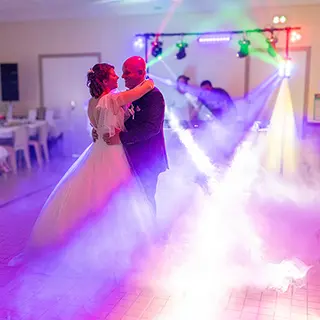 Mariés dansant dans la brume colorée