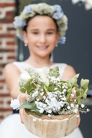 Jeune fille souriante tenant un arrangement floral