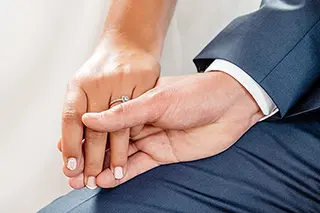 Plan rapproché des mains des mariés