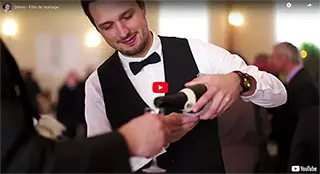 Un serveur sert une coupe de champagne à un mariage