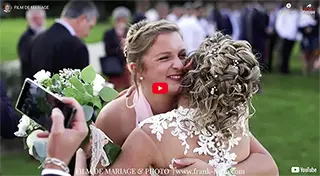 La mariée souriante embrasse la femme qui a attrapé le bouquet au lancé de bouquet
