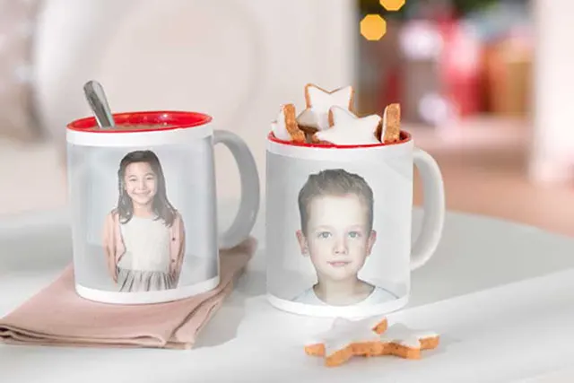 Deux mugs personnalisés avec les portraits d'enfants