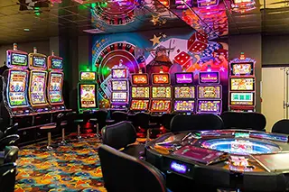 Salle de casino animée avec machines à sous et jeux de table