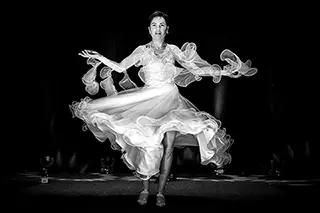 Danseuse en mouvement capturée en photographie noir et blanc