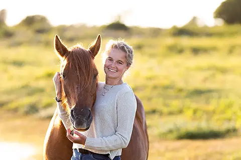 Femme au galop sur un cheval irish cob sur la plage