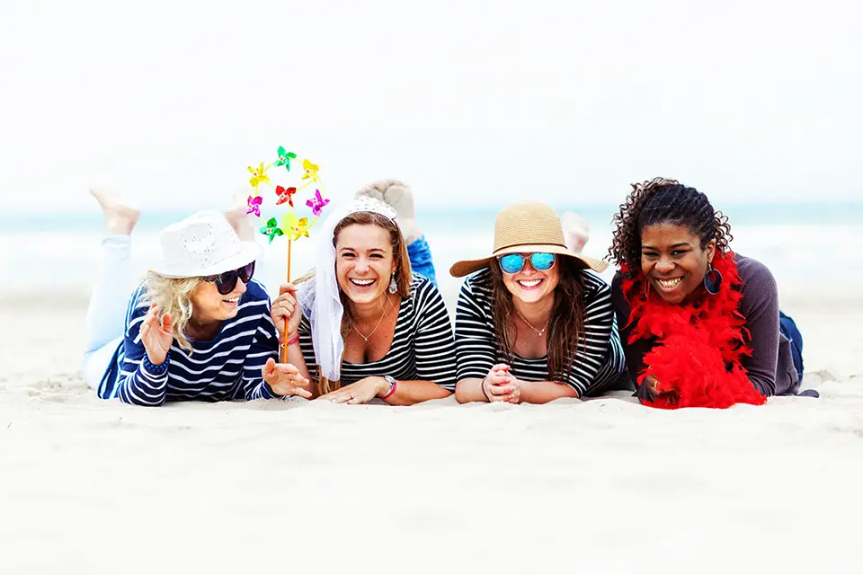 Filles allongées sur la plage pour un EVJF