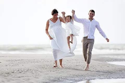 01 Parents Et Leur Fille Partageant Un Moment De Bonheur Sur Une Plage