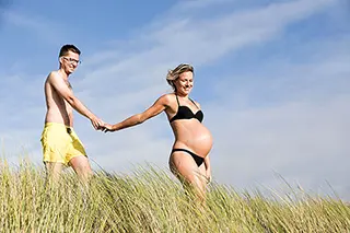 02 Couple Heureux La Femme Enceinte Marchant Sur Une Dune