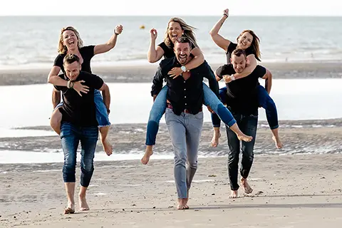 03 Groupe Amis S Amusant Sur La Plage