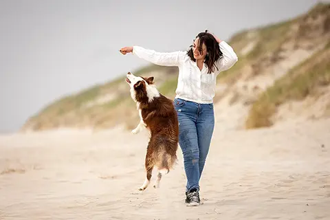 06 Moment Complice Entre Une Femme Et Son Chien Sur La Plage