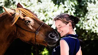 08 Moment Complice Entre Une Femme Et Son Cheval Dans Un Cadre Naturel