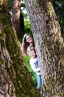 09 Enfants Jouant Cache Cache Dans La Foret