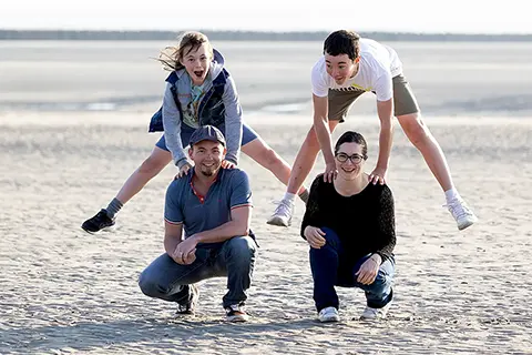 10 Famille S Amusant Sur La Plage Avec Des Poses Dynamiques