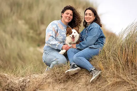 11 Couple Senior Promenant Leur Chien Sur La Plage