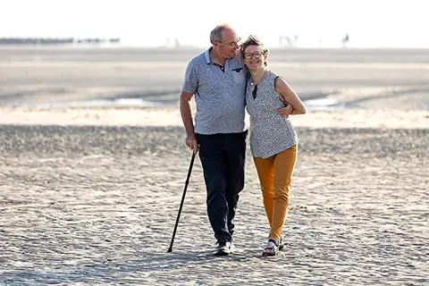 14 Portrait De Famille Complice Et Souriante Sur La Plage