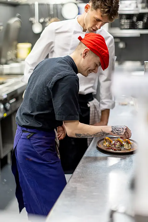 01 Un Cuisinier Dresse Une Assiette Poisson Restaurant