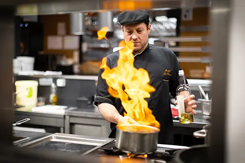 06 Cuisinier Flambe Viande Cuisine