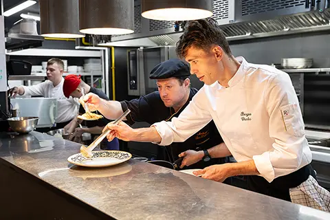 07 Des Cuisiniers Dressent Une Assiette Restaurant