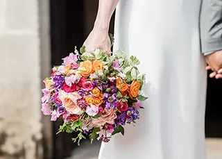 Mariée tenant un bouquet de fleurs colorées