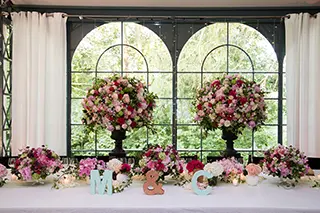 Une salle de réception de mariage décorée avec de nombreuse fleurs
