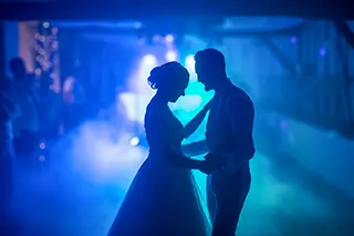 Ouverture première danse par un couple de jeune mariés dans une ambiance bleutée