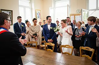 Moment de joie et rire de la mariée lors de la cérémonie de mariage à la mairie